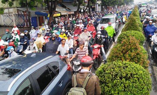 Người và phương tiện “bó chân” trên đường phố Sài Gòn - Ảnh 8. Người và phương tiện “bó chân” trên đường phố Sài Gòn - Ảnh 8.