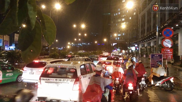 
Giao thông bắt đầu hỗn loạn trên đường Nguyễn Hữu Cảnh khi mưa ngớt. Ảnh: Lê Giang
