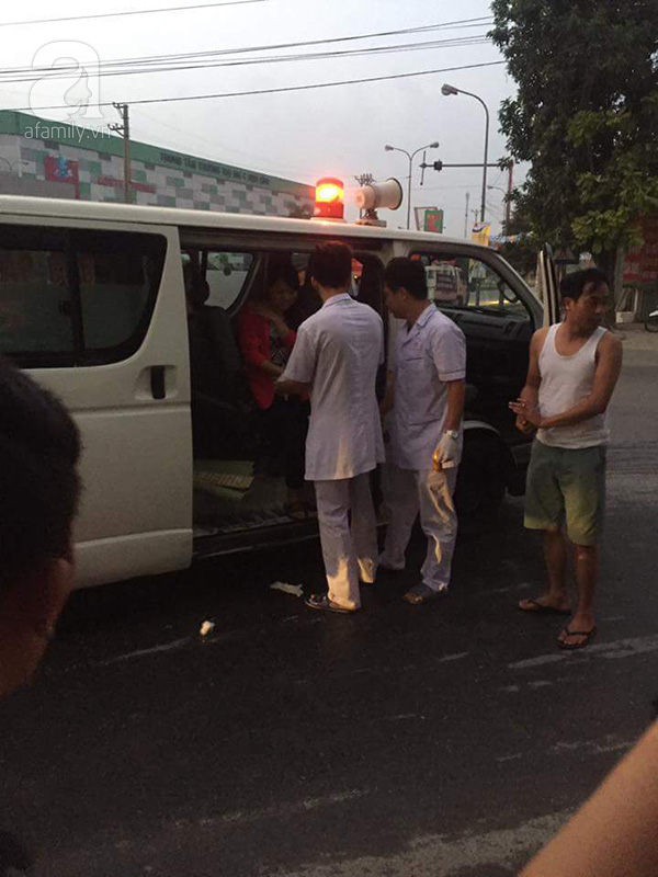 
Nhân viên y tế đưa các bị nạn đi cấp cứu
