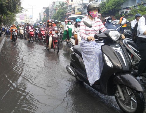 Người và phương tiện “bó chân” trên đường phố Sài Gòn - Ảnh 9.