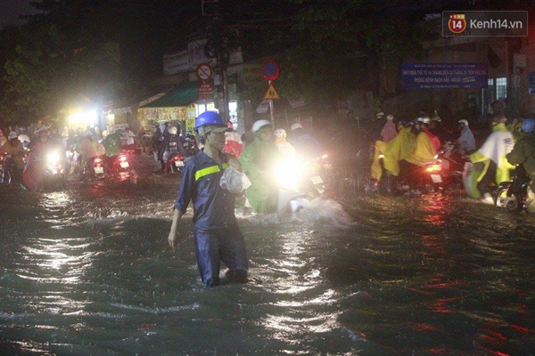 
Mưa ngập đến gần đầu gối ở khu vực đường Huỳnh Tấn Phát, Trần Trọng Cung, quận 7. Ảnh: Toàn Nguyễn.

