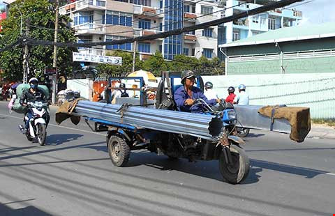 Để đỡ nguy hiểm hơn, nhiều người sử dụng miếng lót vải bọc vào tấm tôn được cuộn tròn, tránh việc người đi đường có thể bị va quệt vào đầu nhọn của tấm tôn, tuy nhiên việc chở hàng như vậy vẫn ẩn chứa nhiều nguy hiểm.