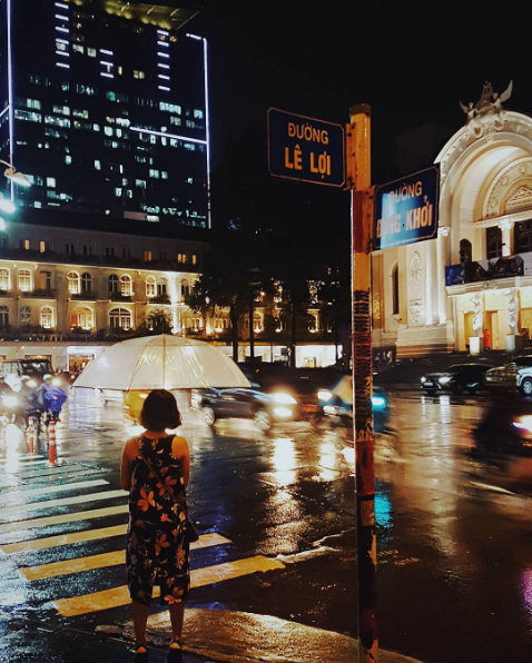 
Khung cảnh lúc đêm sau cơn mưa kinh hoàng trước Nhà hát lớn Thành Phố. Ảnh: Instagram Thiên Minh
