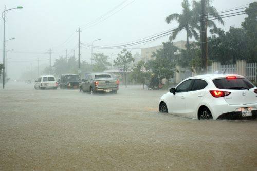 
Nước ngập ở đường phố Đồng Hới. Ảnh: FB Mai Trung Dũng
