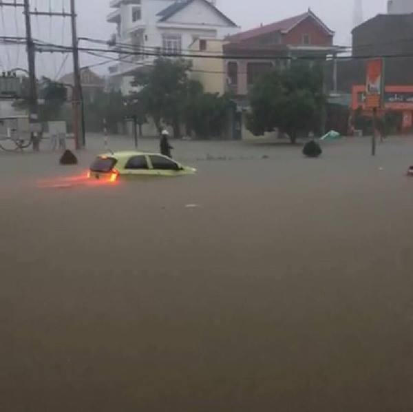 
Mưa lớn khiến giao thông qua khu vực gặp nhiều khó khăn. Ảnh: FB Nguyễn Quỳnh Phương
