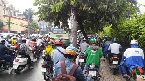 Người và phương tiện “bó chân” trên đường phố Sài Gòn - Ảnh 4.