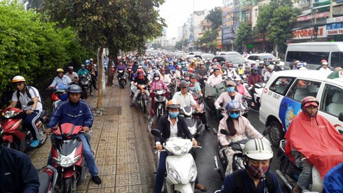 Người và phương tiện “bó chân” trên đường phố Sài Gòn - Ảnh 5.