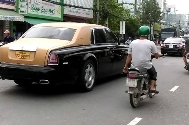 
Chiếc Rolls-Royce Phantom Series II của đại gia Lào trong một lần ghế thăm Cần Thơ. Ảnh: Thành Trần.
