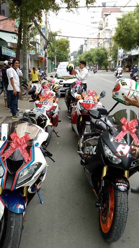 
Vào hôm qua, ngày 2/10, một buổi rước dâu bằng đoàn mô tô phân khối lớn đã nhận được nhiều sự chú ý của giới biker Việt khi có sự góp mặt của 7 chiếc mô tô phân khối lớn đình đám như BMW S1000RR, Honda CBR1000RR hay Yamaha R6.
