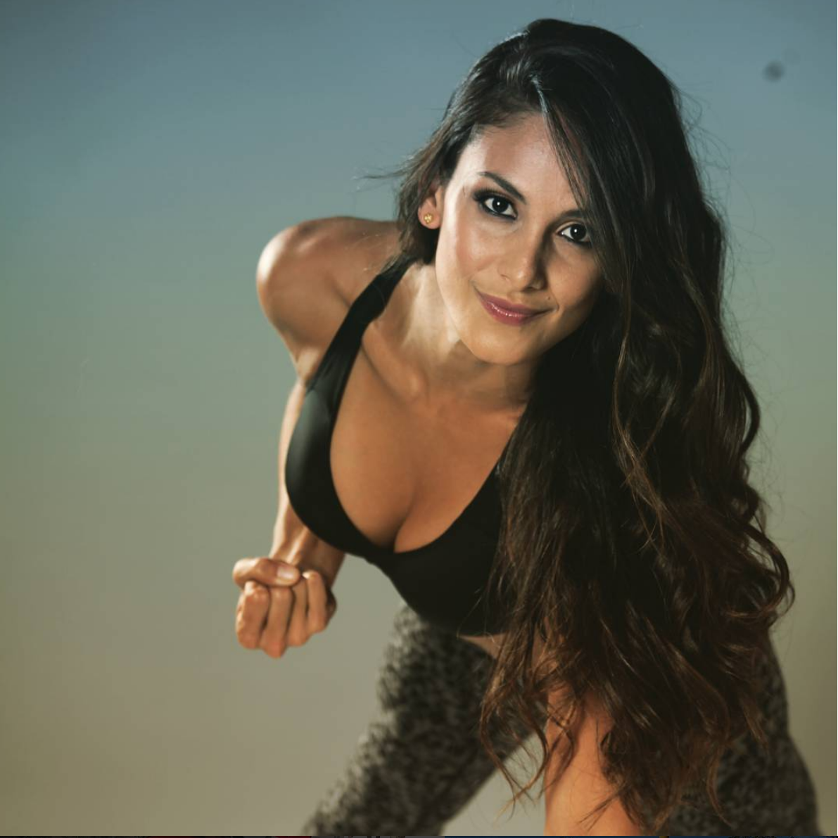 Bỏng mắt với Hoa hậu Hoàn Vũ Costa Rica đạp xe tại Nha Trang