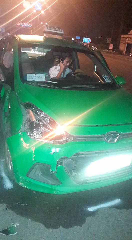 Xe taxi bị hư hỏng nặng sau vụ tai nạn với xe máy.