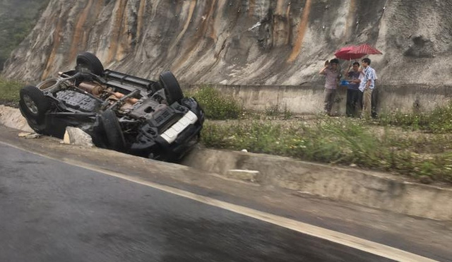 
Toyota Fortuner lật ngửa tại Mộc Châu. Ảnh: Otofun
