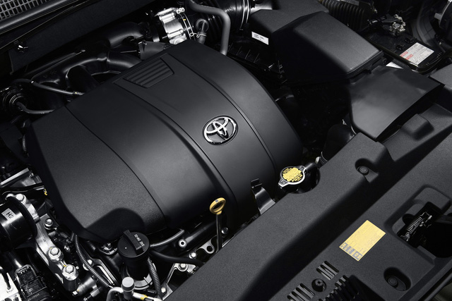 
Cụ thể, Toyota Highlander 2017 được trang bị động cơ xăng V6, hút khí tự nhiên, dung tích 3,5 lít, sản sinh công suất tối đa 295 mã lực và mô-men xoắn cực đại 263 lb-ft. So với phiên bản cũ, Toyota Highlander 2017 mạnh hơn 25 mã lực và 15 lb-ft.
