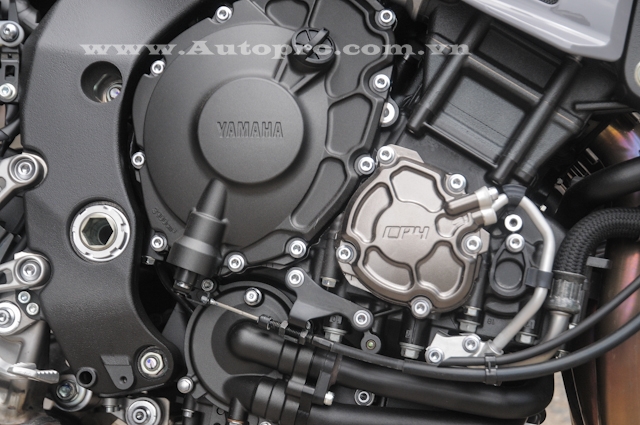 Vì thế không khó hiểu “trái tim” của Yamaha MT-10 là khối động cơ Crossplane 4 xi-lanh thẳng hàng, dung tích 998 phân khối được thửa từ Yamaha YZF-R1. Tuy nhiên, động cơ trên chỉ cho ra công suất tối đa 158 mã lực kém 42 mã lực so với R1 và mô-men xoắn cực đại 111 Nm tại 9.000 vòng/phút.