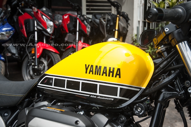 
Nhân kỷ niệm sinh nhật lần thứ 60 trong làng mô tô, hãng Yamaha tung ra các phiên bản kỷ niệm đặc biệt mang tên gọi 60th Anniversary với dàn áo nổi bật trong 3 màu sắc vàng-đen và trắng.
