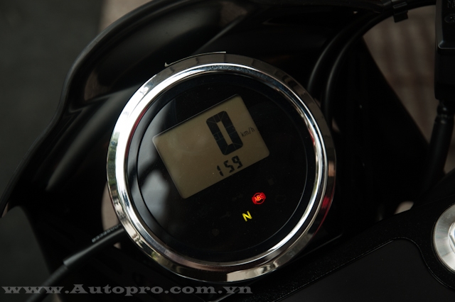 
Đèn pha tròn cổ điển với màn hình LCD thể hiện nhiều thông số quan trọng của xe.
