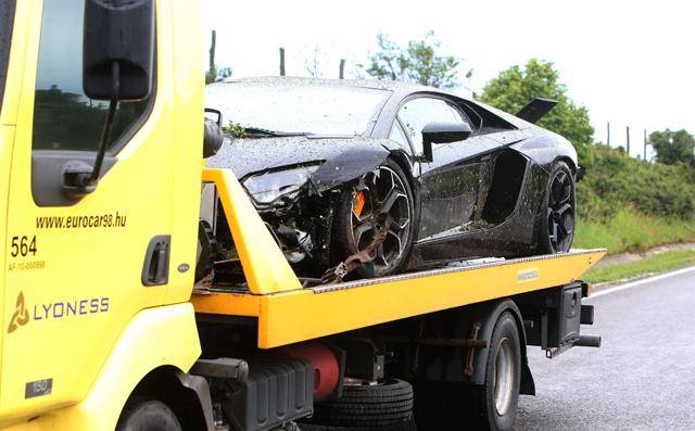 Lamborghini Aventador tan xác tại Hungary 5