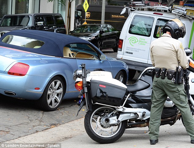 Paris Hilton bị tóm trong xế sang Bentley Continental GTC 2