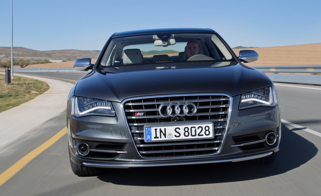 2013-Audi-S8-1_45809.jpg