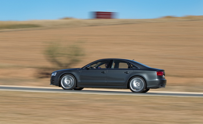 2013-Audi-S8-3_e4dbb.jpg