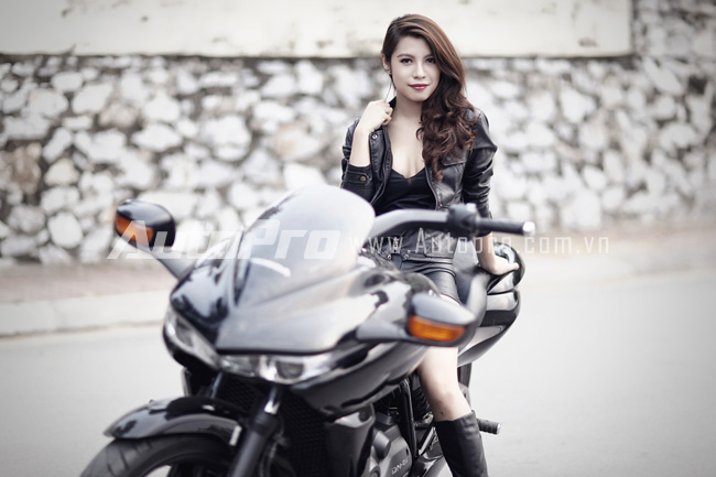 Mỹ nữ lạnh l&ugrave;ng b&ecirc;n Honda DN-01 4