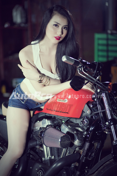Người mẫu Thư Huyền khoe d&aacute;ng nuột b&ecirc;n Harley 48 Sporty 7