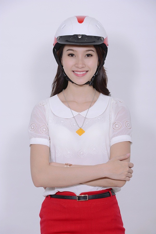 Hoa hậu Thu Thảo tươi tắn đội mũ bảo hiểm 2