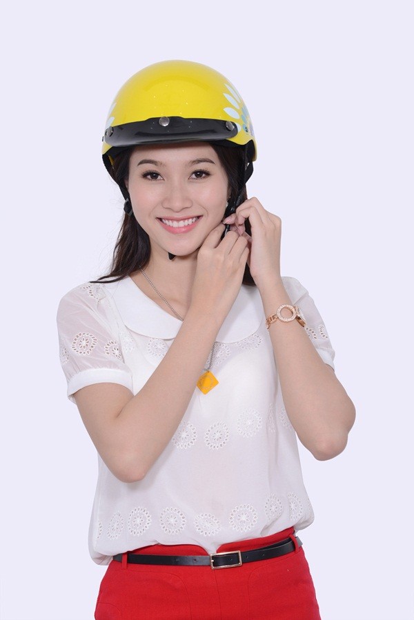 Hoa hậu Thu Thảo tươi tắn đội mũ bảo hiểm 3