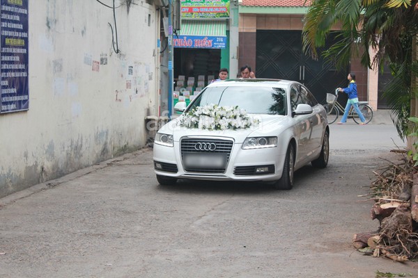 Tăng Thanh Hà giản dị với xe cưới Audi trắng 1