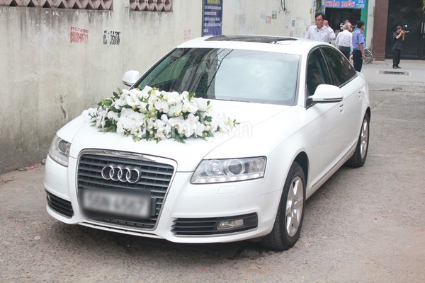 Tăng Thanh Hà giản dị với xe cưới Audi trắng 2
