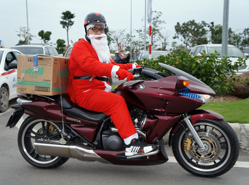 "Ông già Noel" đi xế khủng phát quà miễn phí tại Hà Nội 1 "Ông già Noel" đi xế khủng phát quà miễn phí tại Hà Nội 1