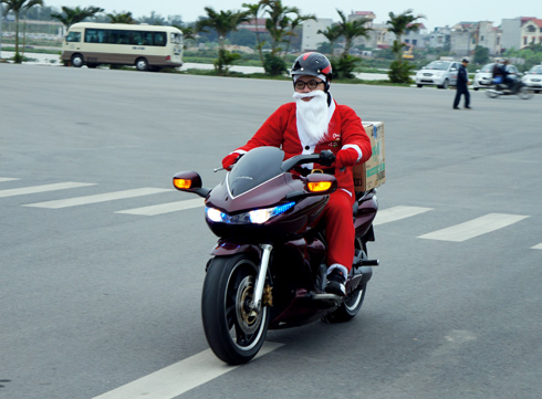 "Ông già Noel" đi xế khủng phát quà miễn phí tại Hà Nội 3 "Ông già Noel" đi xế khủng phát quà miễn phí tại Hà Nội 3