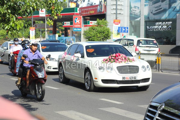 Bentley trắng tinh khôi đưa Jennifer Phạm về nhà chồng 2