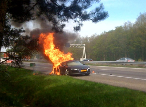 Audi R8 bốc cháy ngùn ngụt tại triển lãm siêu xe 4