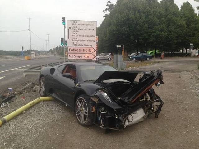 Ferrari nát tươm do va chạm với rào bê tông, một người chết 4