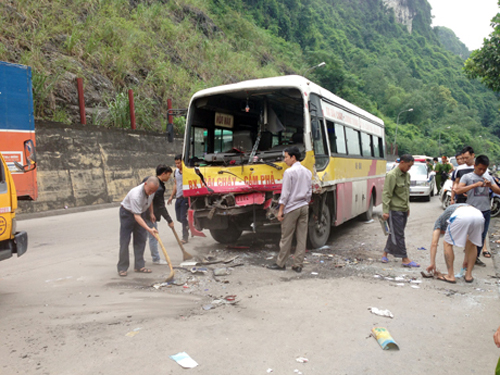  Xe buýt lấn làn gây tai nạn, 11 người bị thương 1