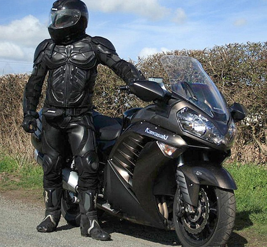 Trang phục "siêu nhân" dành cho biker 1