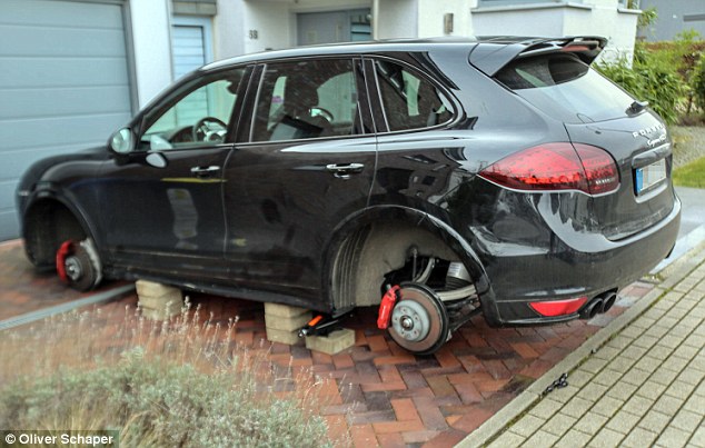 Xế sang của Lewandowski bị "vặt" sạch bánh xe 1