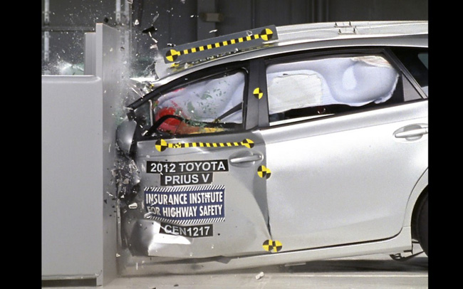 Toyota Camry và Prius bất ngờ “đội sổ” về chỉ số an toàn 1