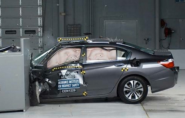 Toyota Camry và Prius bất ngờ “đội sổ” về chỉ số an toàn 2
