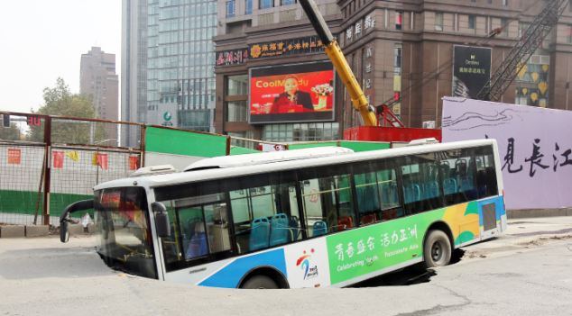 Xe buýt sa vào hố tử thần ở Trung Quốc 1