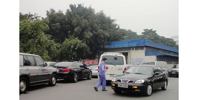 Hà Nội: Ôtô bắt đầu xếp hàng đóng phí đường bộ 1