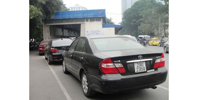 Hà Nội: Ôtô bắt đầu xếp hàng đóng phí đường bộ 2