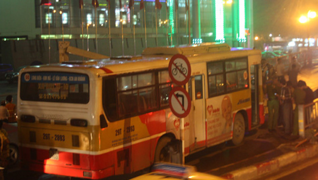 Hà Nội: Xe buýt vượt cầu cấm, húc đổ cả biển báo 1