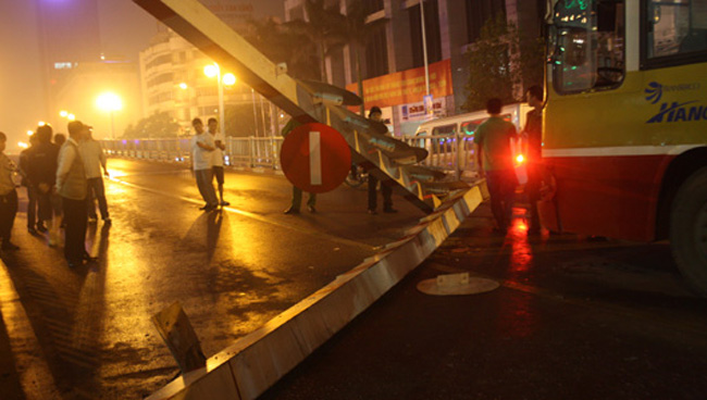 Hà Nội: Xe buýt vượt cầu cấm, húc đổ cả biển báo 4