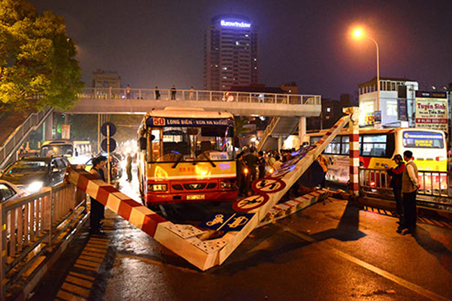Hà Nội: Xe buýt vượt cầu cấm, húc đổ cả biển báo 6