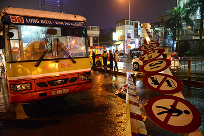 Hà Nội: Xe buýt vượt cầu cấm, húc đổ cả biển báo 7