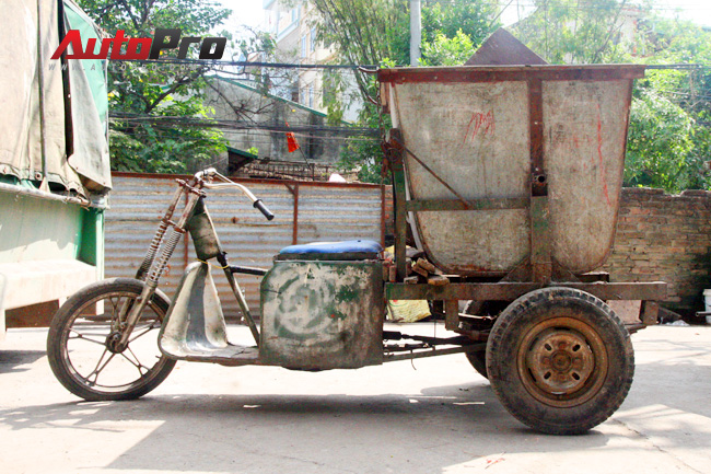 Công nhân Việt tự chế xe chở rác lạ, độc 1