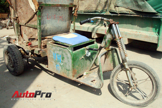 Công nhân Việt tự chế xe chở rác lạ, độc 5