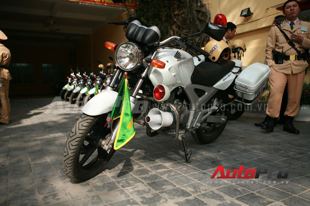CSGT Hà Nội "hoành tráng" với Honda CBX 250 Twister 8